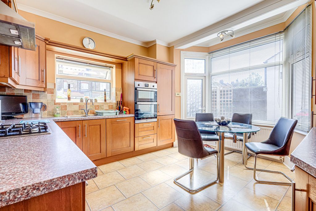 Property photo 2 of 33