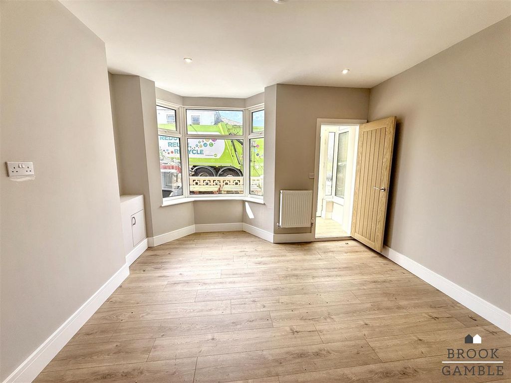 Property photo 2 of 14 01323 438506