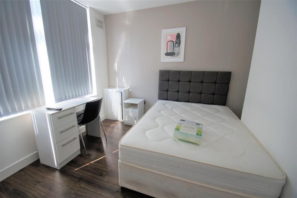 Property photo 1 of 8 A Cozy Double Bedroom Featuring A Modern Design Wi...