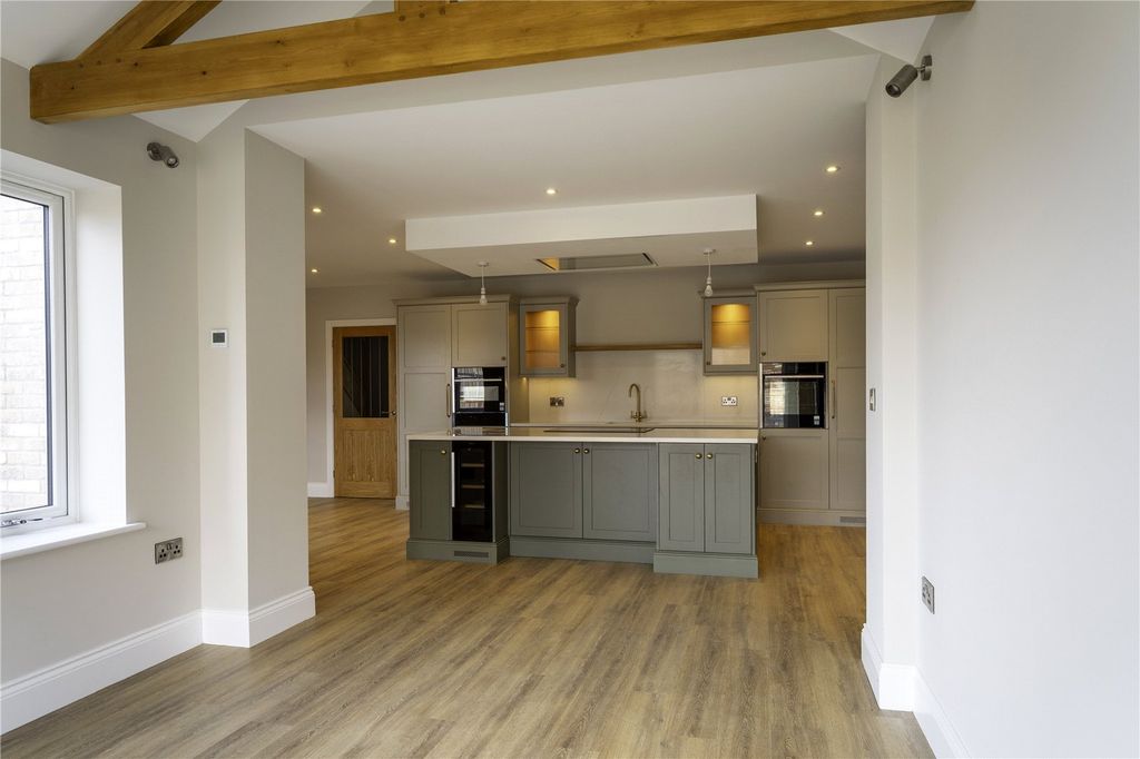 Property photo 3 of 11 Kitchen