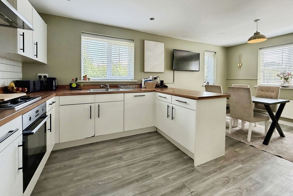 Property photo 2 of 17 Kitchen/Diner