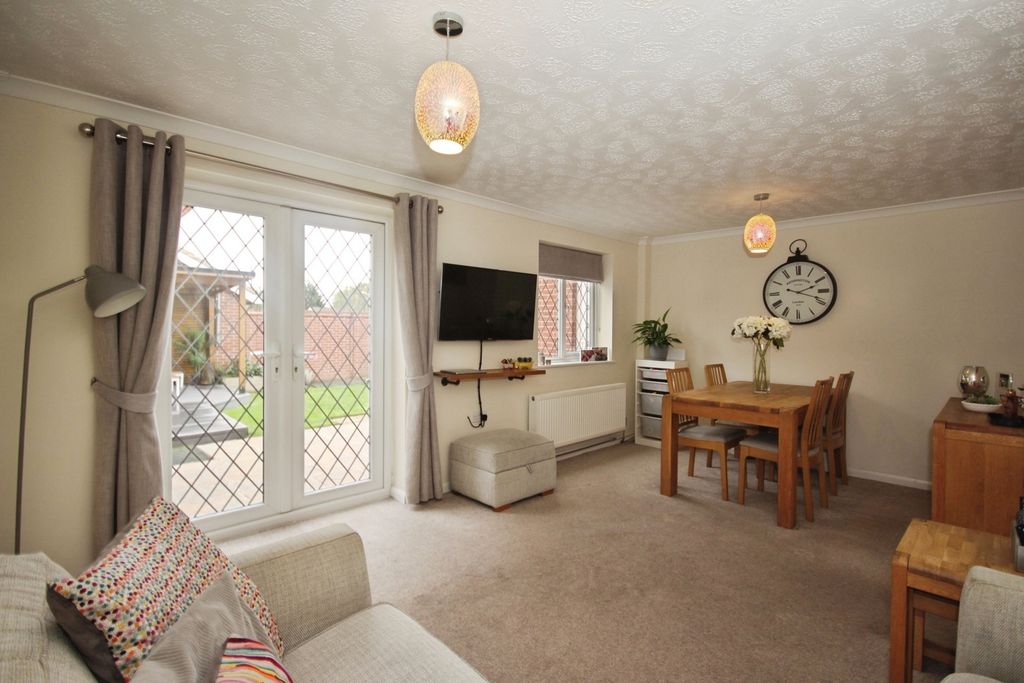 Property photo 2 of 17 Lounge