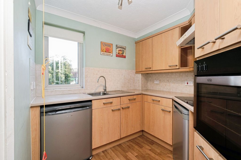 Property photo 3 of 9 Kitchen