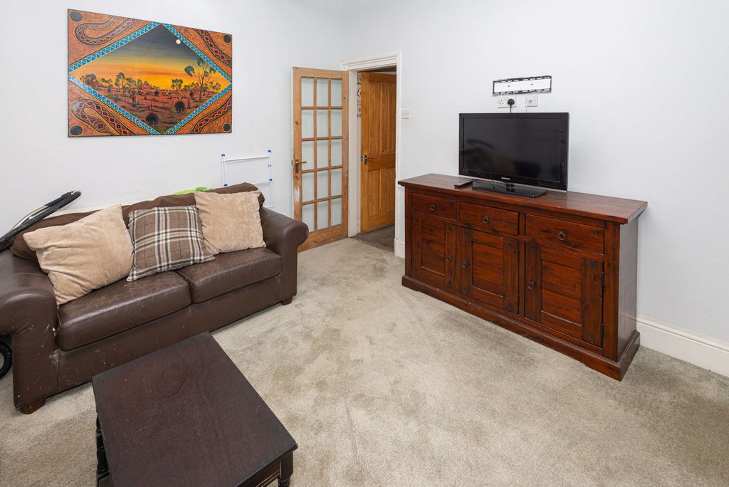 Property photo 3 of 20 Lounge