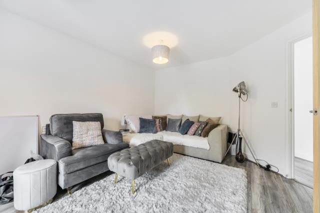 2 bed maisonette for saleWarner Close, Basingstoke, Hampshire RG24 photo 4