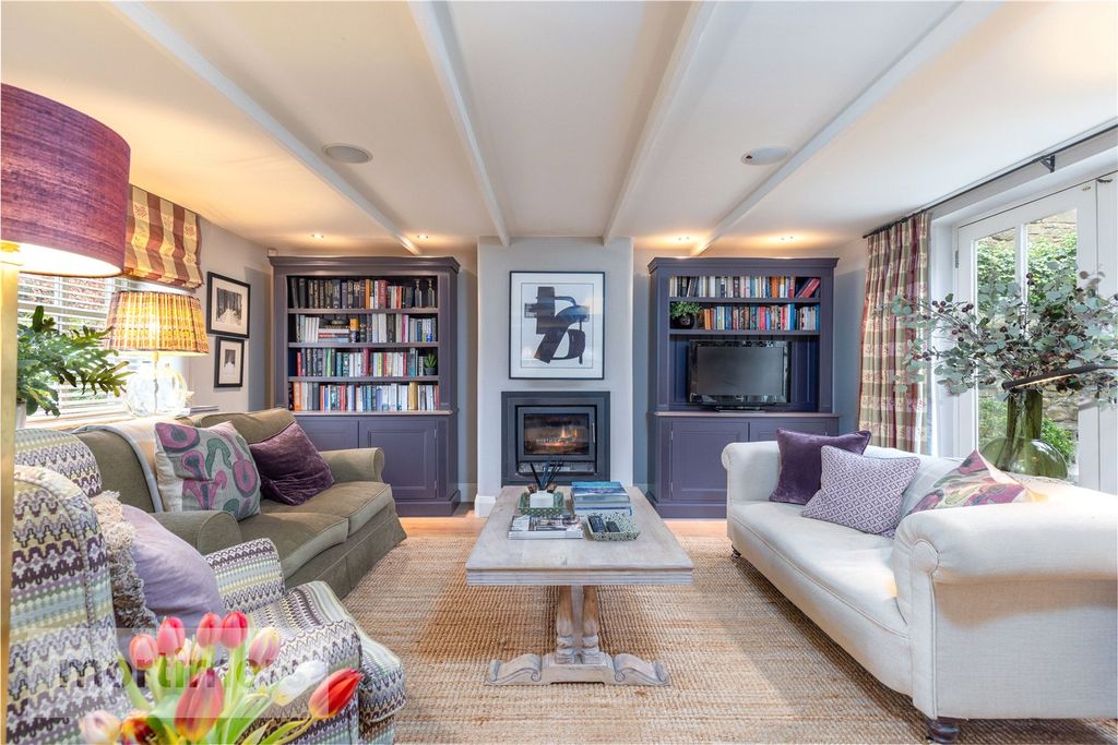 Property photo 2 of 34 Sitting Room