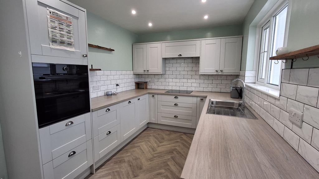 Property photo 2 of 19 Kitchen