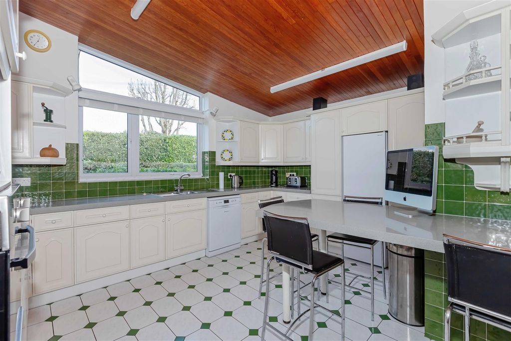 Property photo 3 of 19 Ferring Lane.Jpg