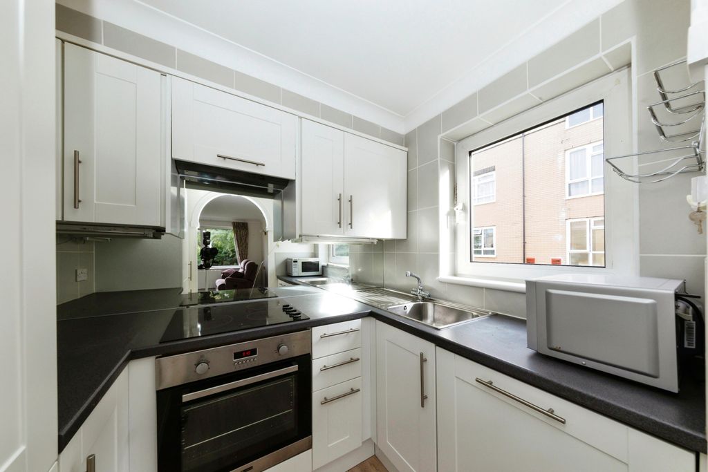 Property photo 3 of 10 Kitchen