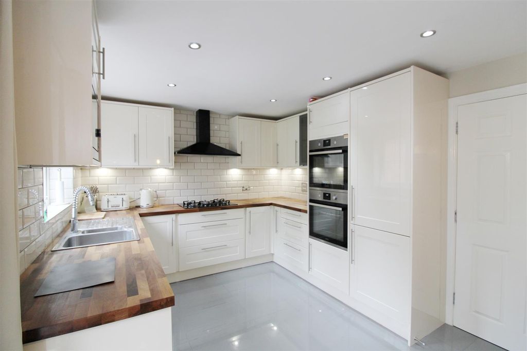 Property photo 2 of 16 Kitchen