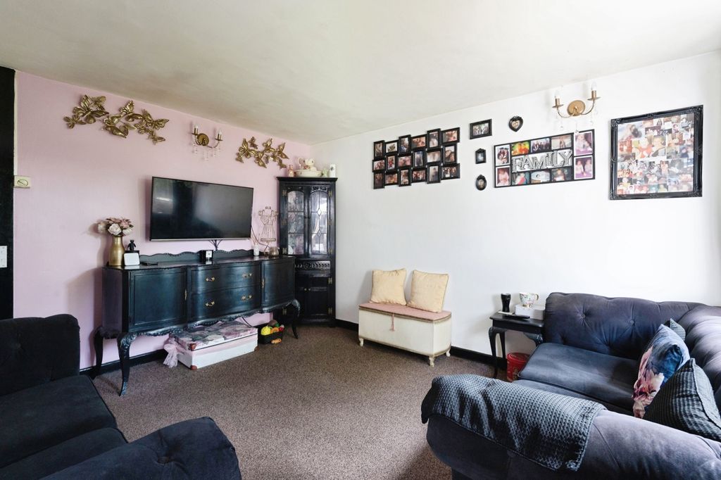 Property photo 3 of 17 Photo