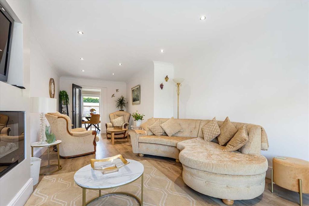 Property photo 3 of 31 Lounge (2)