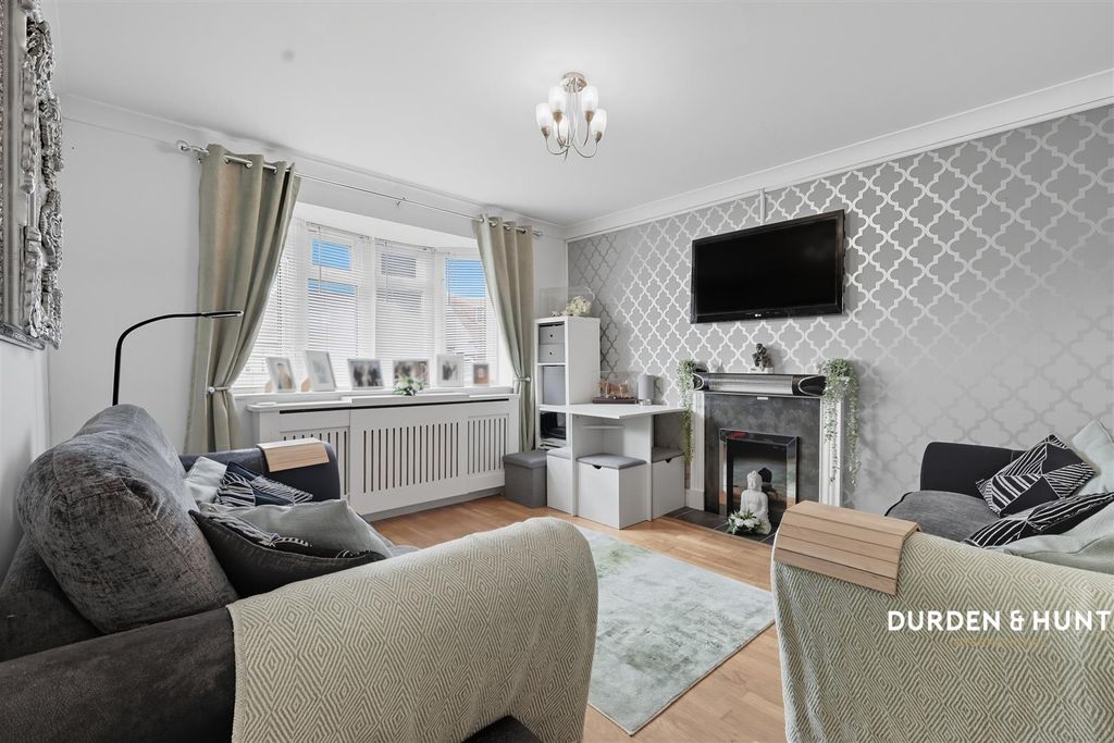 Property photo 2 of 11 Wych Elm Road