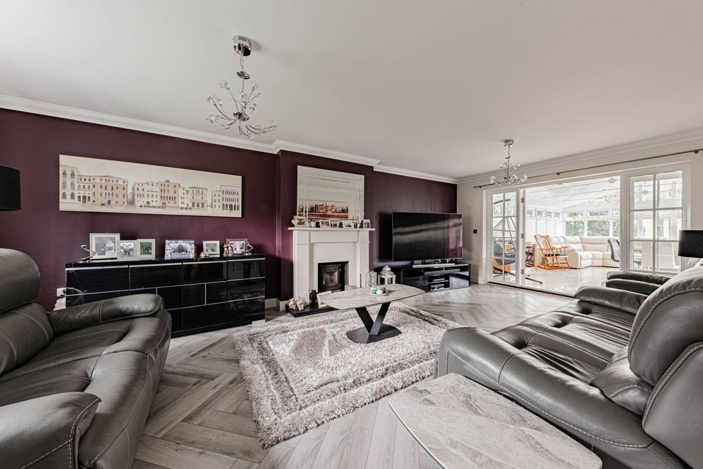 Property photo 2 of 38 Living Room (2)