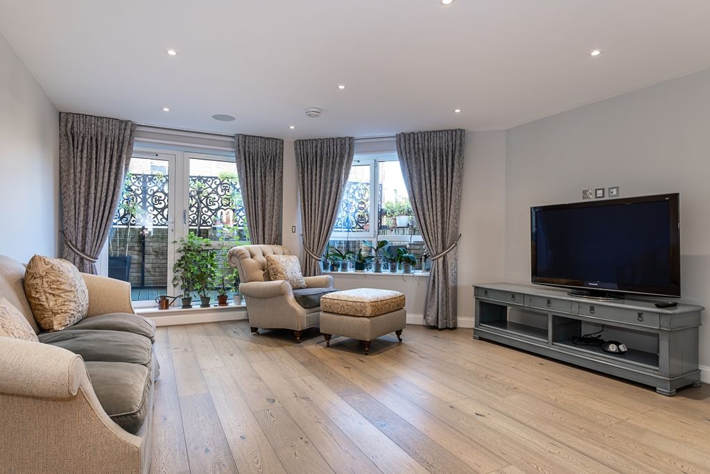 Property photo 3 of 19 Ashburnham-Mews-8