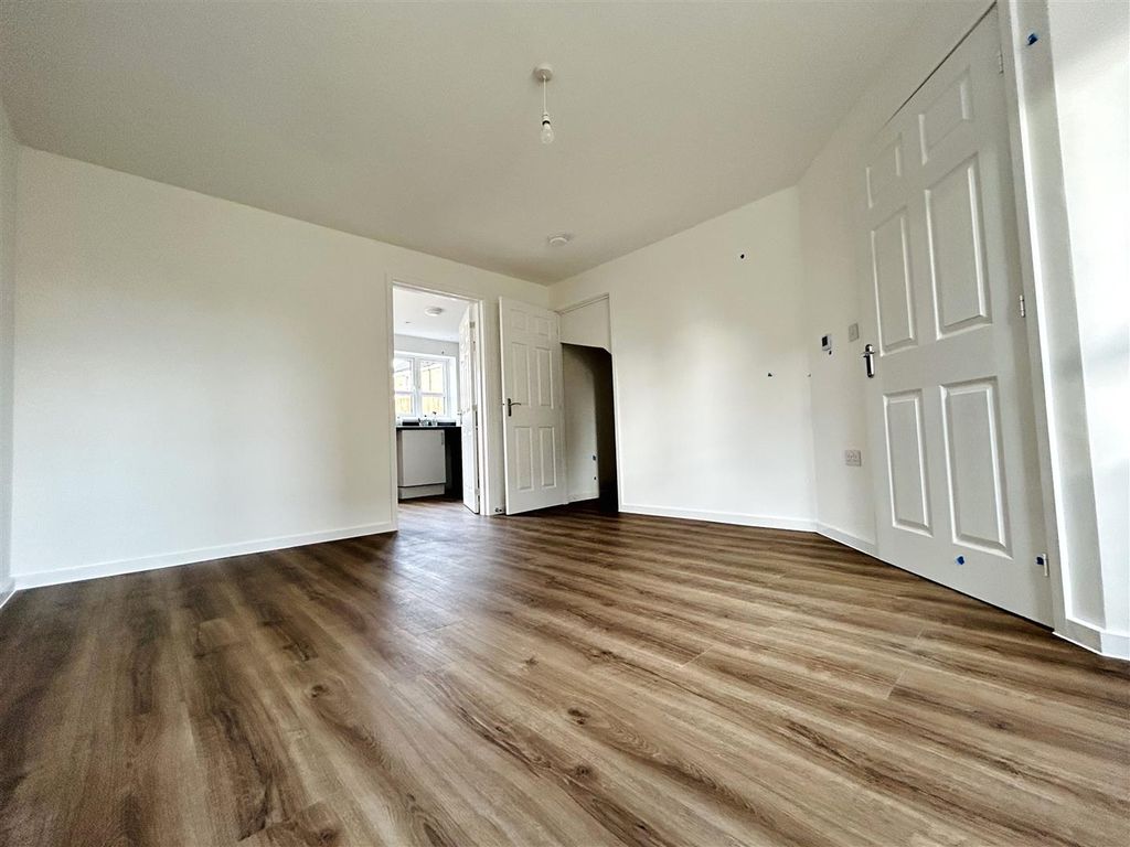 Property photo 2 of 12 Lounge