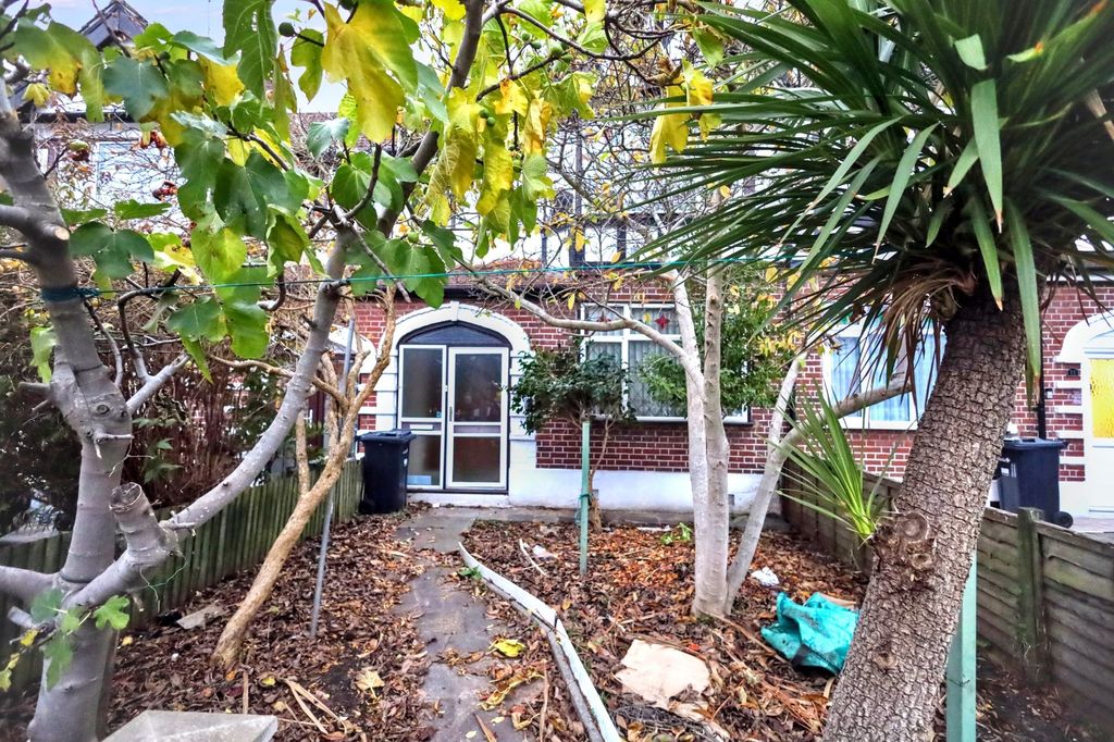 Property photo 2 of 25 9 Joydon Drive, Chadwell Heath, Romford Rm6 4st