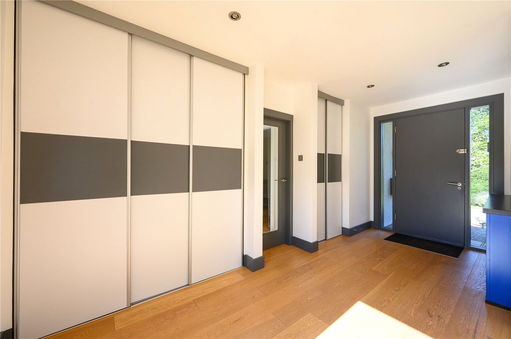 Property photo 3 of 33 Entrance Hall
