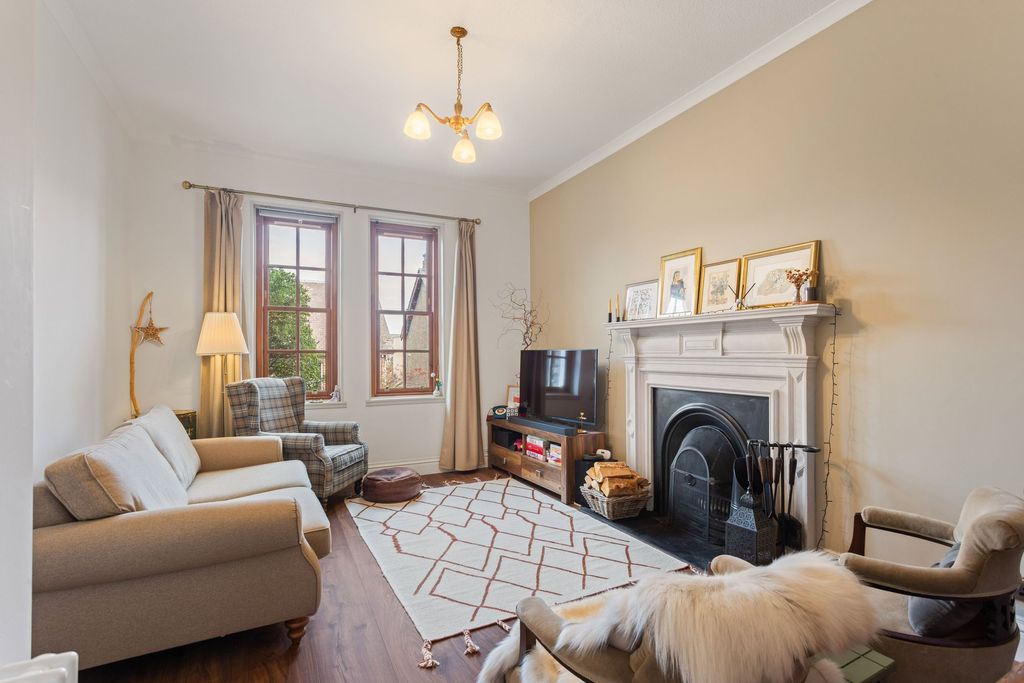 Property photo 2 of 36 Lounge