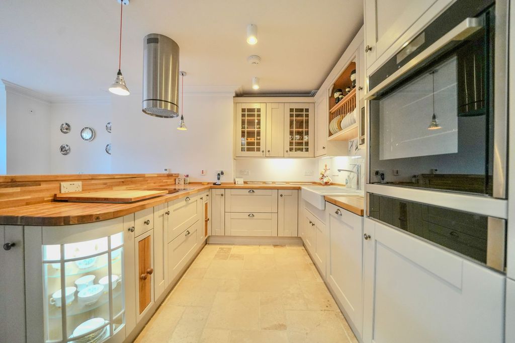 Property photo 3 of 32