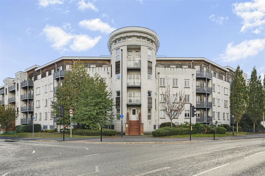 Property photo 1 of 10 199 Burghley Court, Maidenhead, Sl6 1Aw12.Jpg
