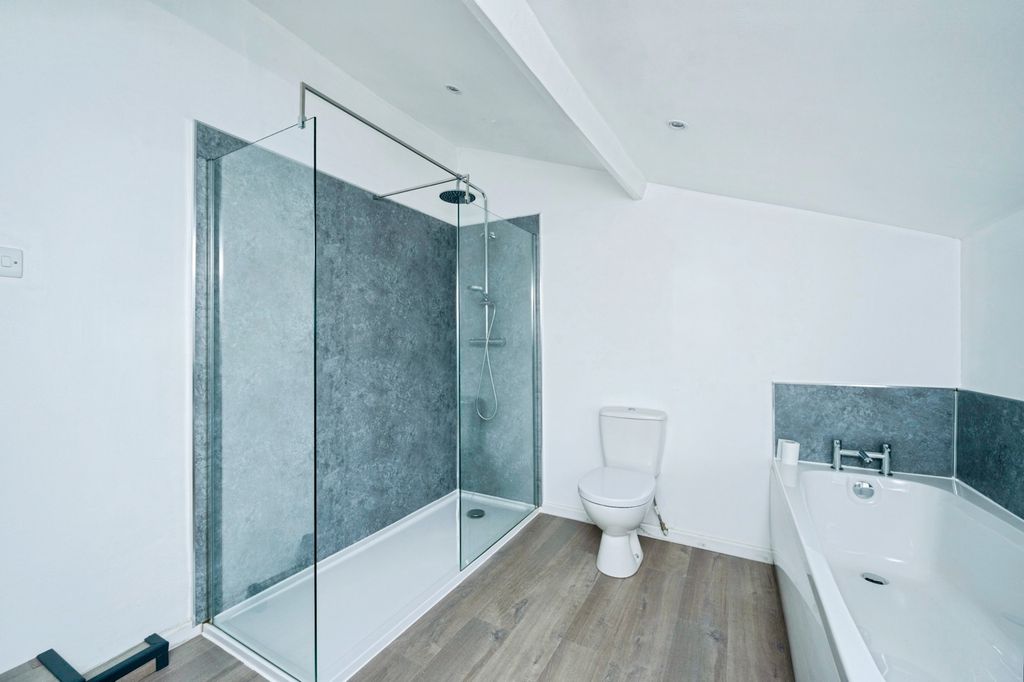 Property photo 3 of 17 Bathroom