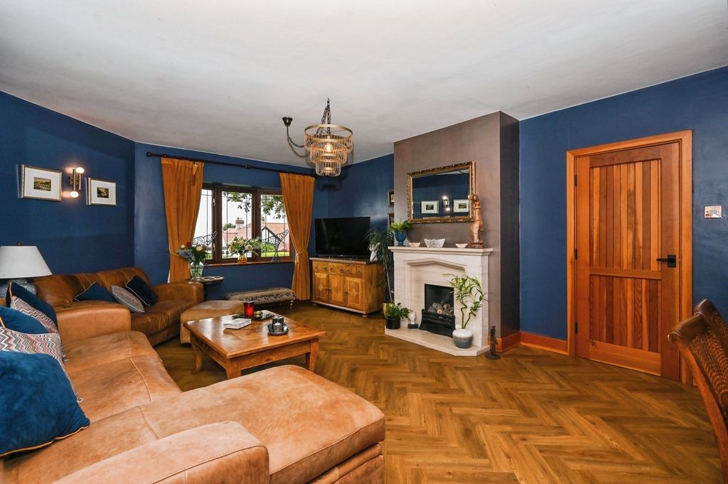 Property photo 2 of 27