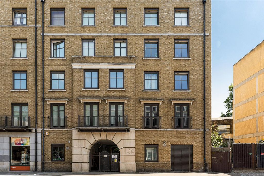 Property photo 1 of 17 Holloway Road, N7