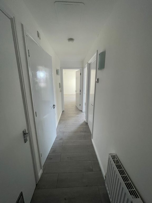 Property photo 1 of 9 Two-Bedroom, Two-Bathroom Apartment Close To Ilford Station- £2000