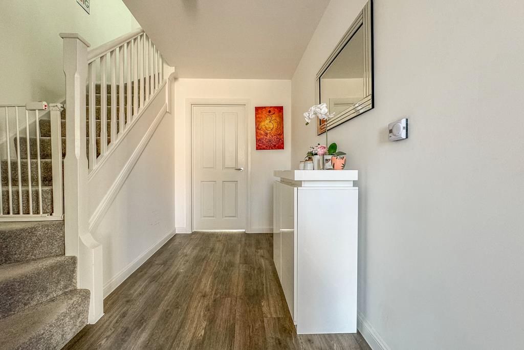 Property photo 2 of 18 Entrance Hall