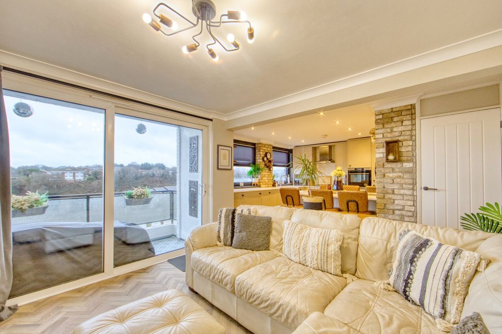 Property photo 2 of 12 Picture 2