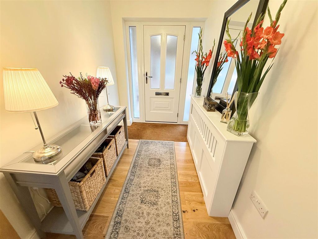 Property photo 2 of 13 Entrance Hall Way