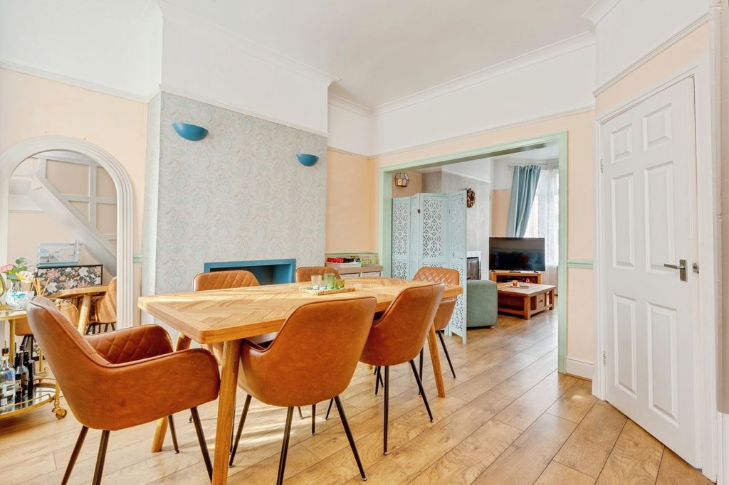 Property photo 3 of 17 Pbox-Img.Jpg
