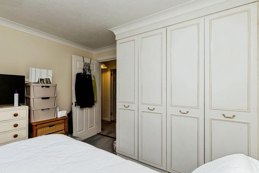 Additional image 9 of 2 bed flat for saleGreenacres, North Parade, Horsham, West Sussex RH12