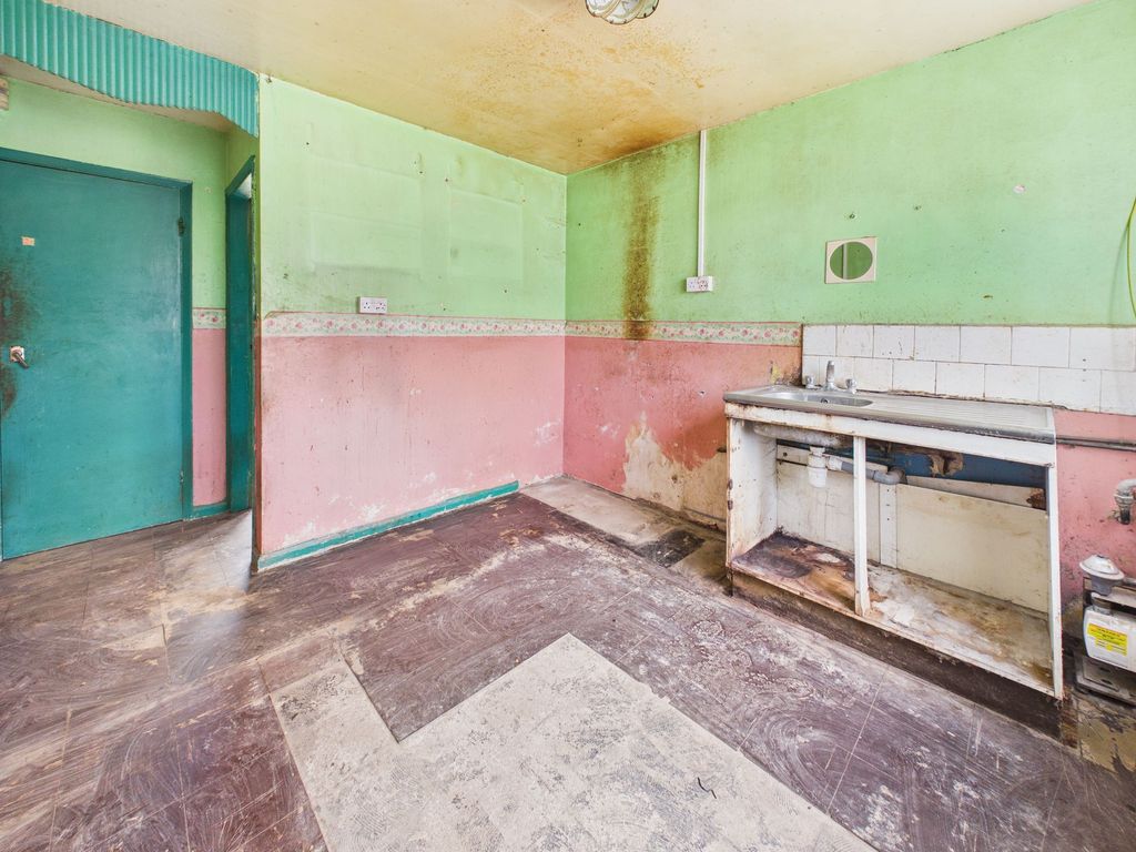Property photo 3 of 10 Kitchen