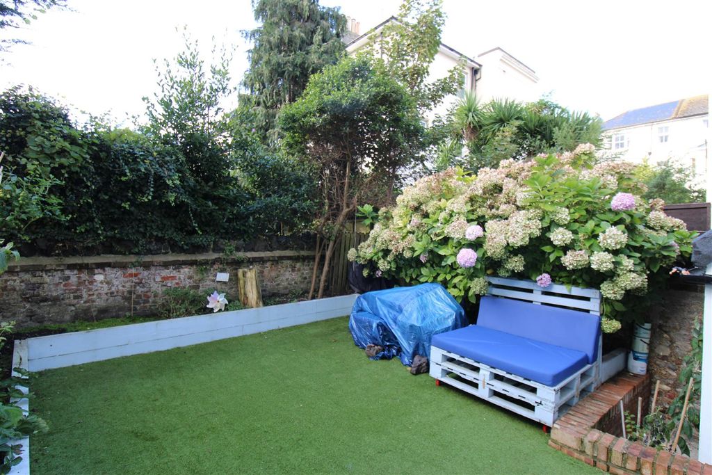 Property photo 2 of 9 Garden