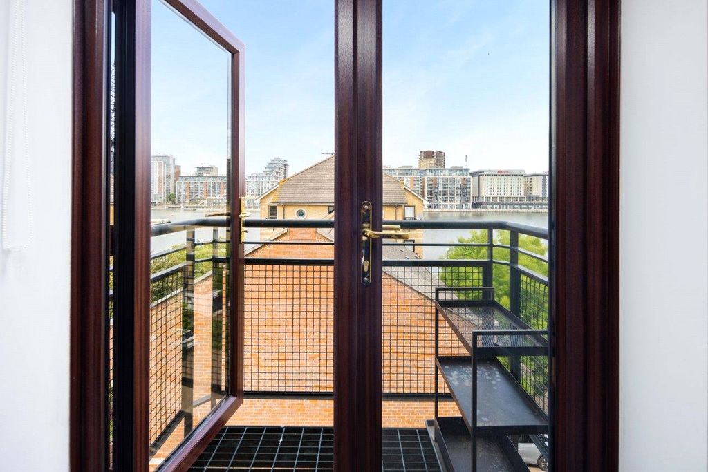 Property photo 3 of 9 Balcony