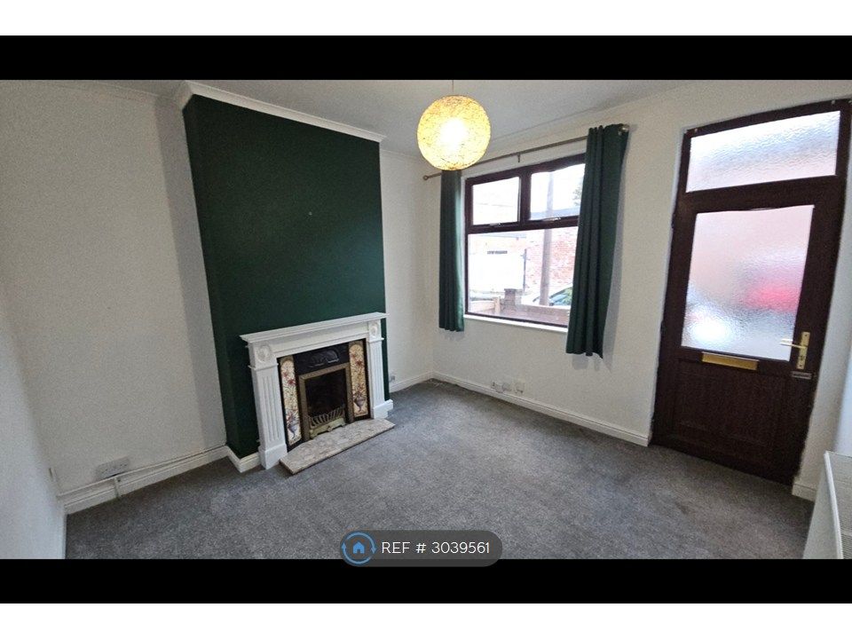 Property photo 3 of 12 Lounge