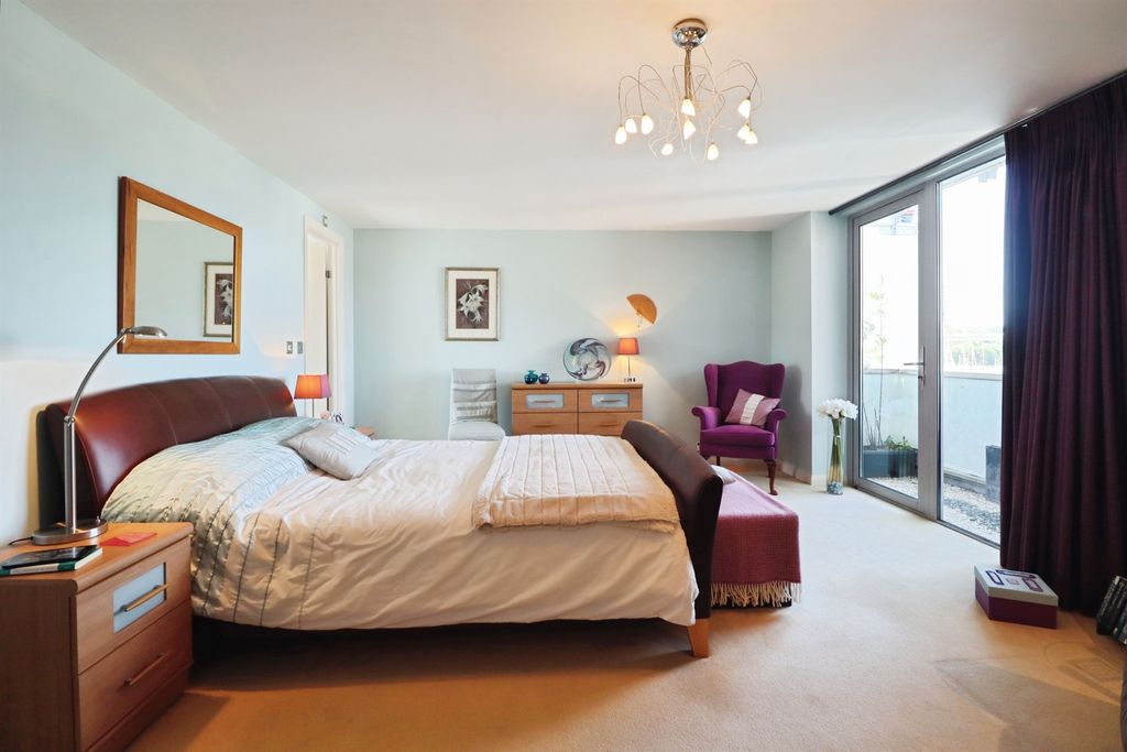 3 bed flat for salePierhead View, Penarth CF64 photo 4