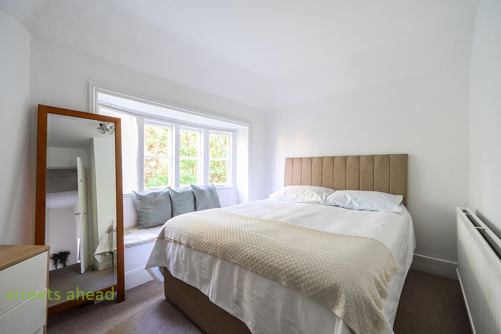 Property photo 3 of 16 81F37385-3530-45d...