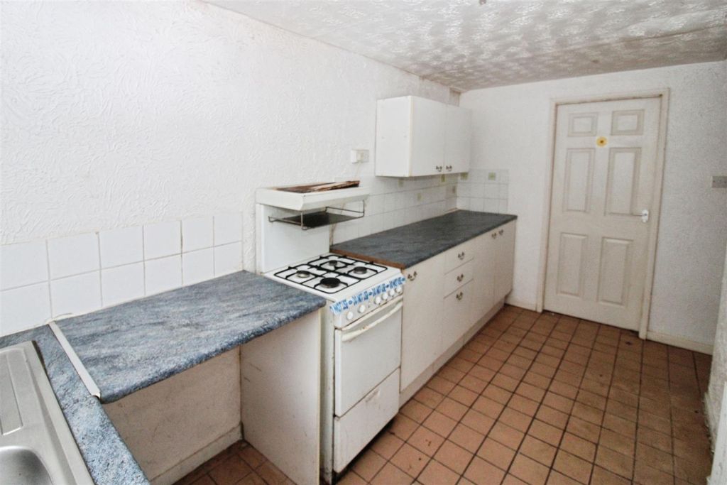 Property photo 3 of 10 Kitchen