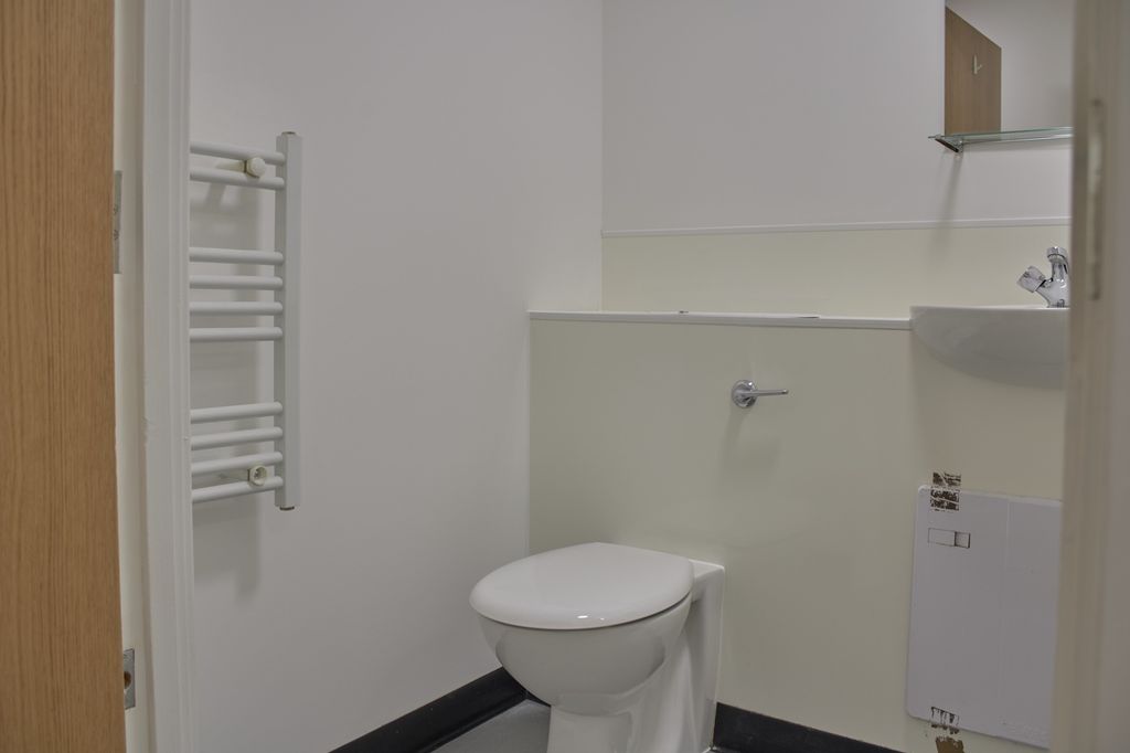 Property photo 1 of 10 A Tidy And Functional Single Toilet With Modern fi...