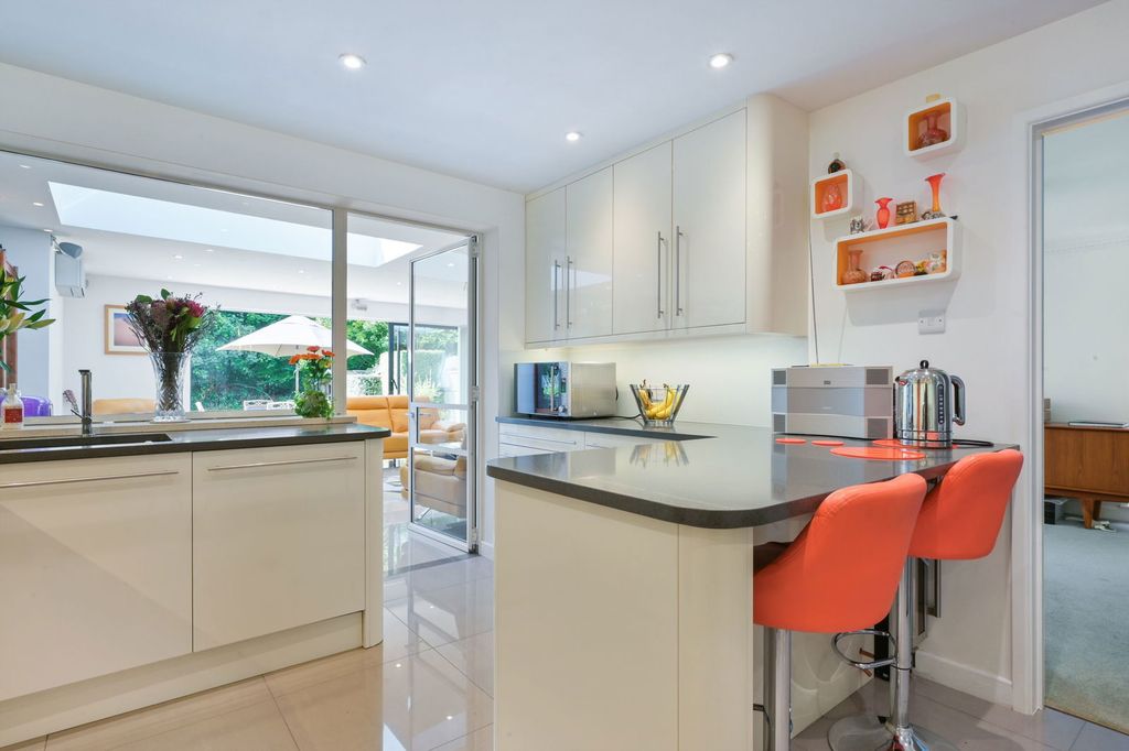 Property photo 2 of 28