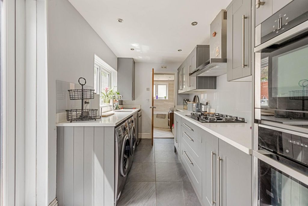 Property photo 2 of 10 31 Crampton Road, Se20 - 5.Jpg