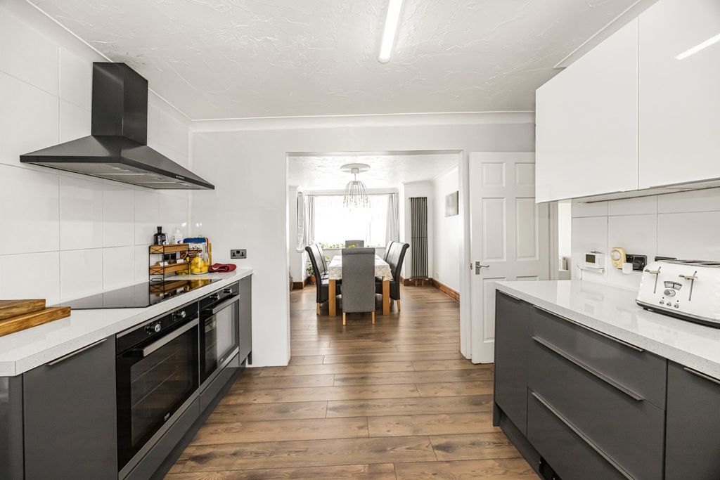 Property photo 2 of 19 5279881
