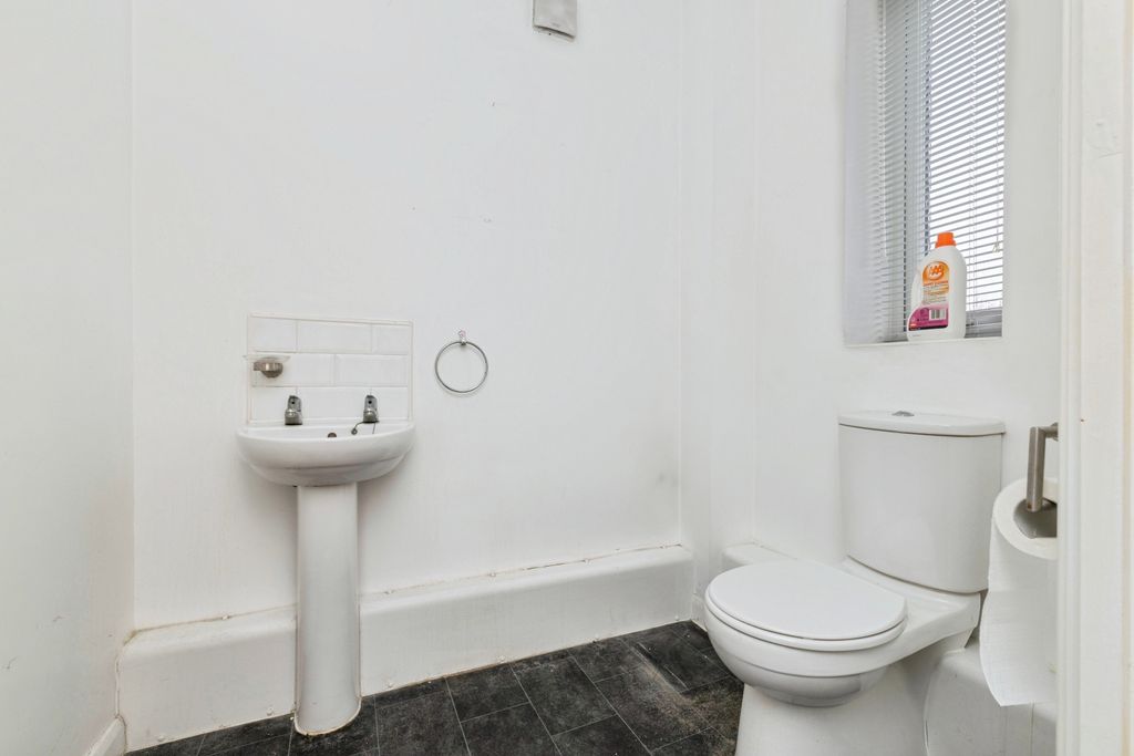 Property photo 3 of 15 Downstairs Cloakroom