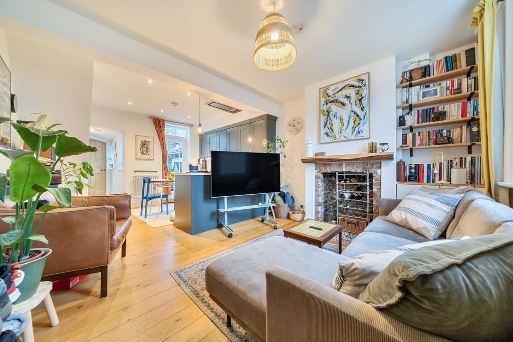 Property photo 2 of 23 1402051-7-696E426...