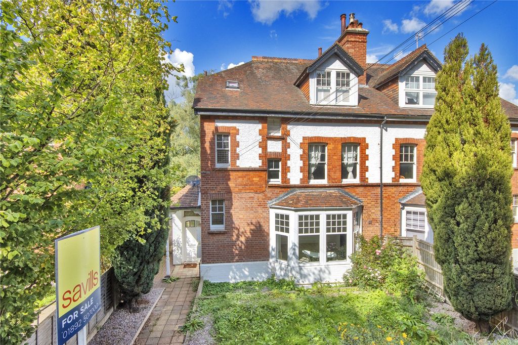 Property photo 1 of 12 6 Linden Gardens