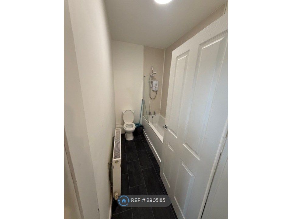 Property photo 2 of 11 Bathroom