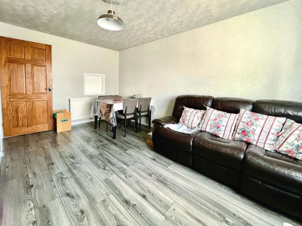 Property photo 3 of 11 Living Room